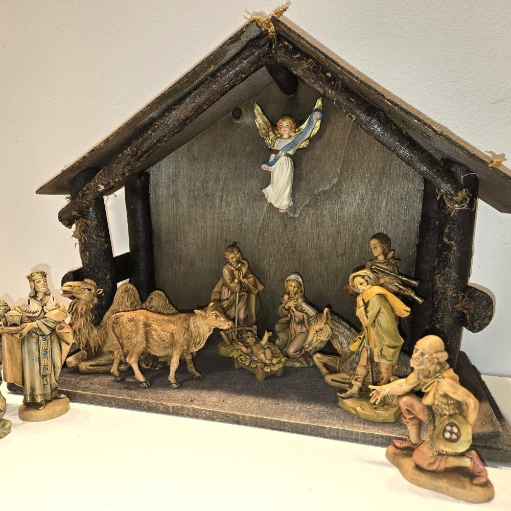 Gorgeous, 14 figure, Vintage, FONTANINI (5 Inch) Nativity scene with Creche